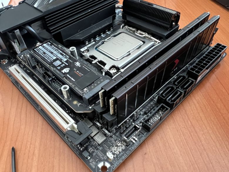 우선 CPU와 램, M.2 SSD를 메인보드에 장착했다.