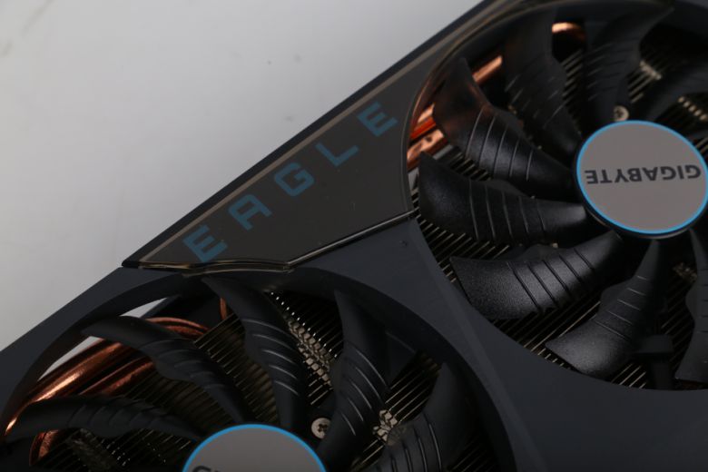 듀얼 팬 그래픽카드이지만, 발열 관리에도 힘을 준 모습이다.