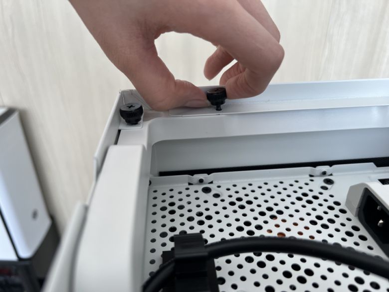 상단 커버를 맨손으로 분리하면 큰 나사가 위치하는데, 공구가 없어도 쉽게 풀 수 있다.