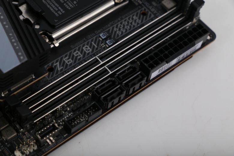 램은 DDR4 방식을 지원하며, USB Type-C 헤더도 품었다.