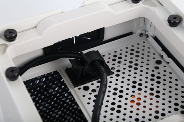 케이스의 상단 커버는 자석 방식으로 손쉽게 분리할 수 있도록 설계됐다.