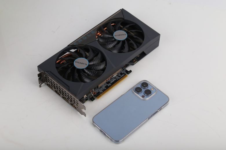 길이는 242mm이고 2슬롯을 차지한다. 따라서 Mini-ITX 시스템과 준수한 궁합을 보인다.