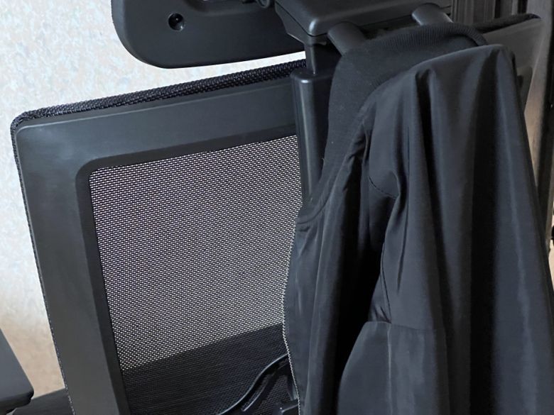 헤드레스트 뒷면을 옷걸이로도 활용할 수 있어 가벼운 외투를 깔끔하게 걸어둘 수 있다.