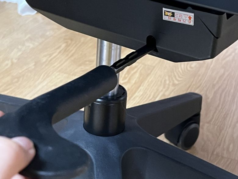 조절 레버 2개를 양쪽에 하나씩 결합하는 과정은 생각보다 힘이 들었다.