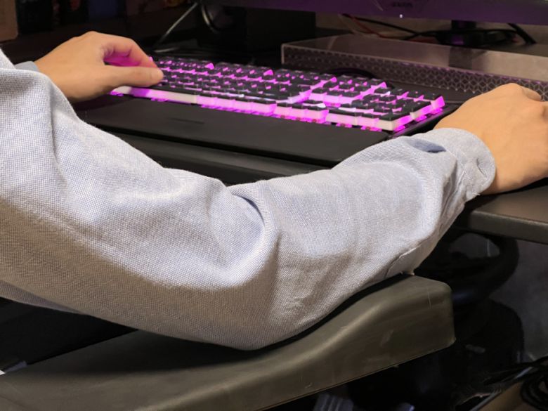 핵주먹 팔걸이와 함께하니, 장시간 플레이에도 손목이 편안했고 FPS 게임 플레이에 도움이 되는 것을 확인할 수 있었다.