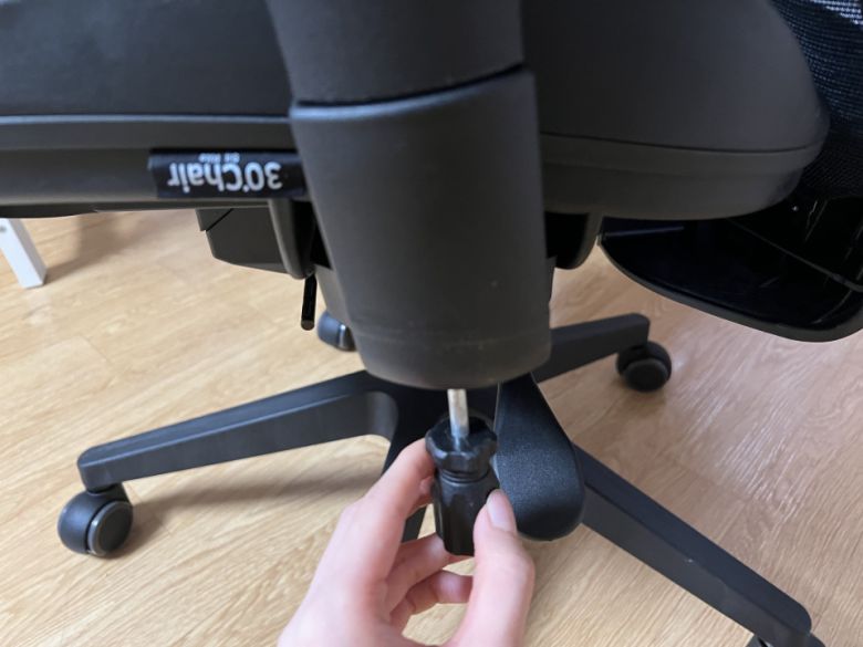 팔걸이 장착에는 십자드라이버가 필요하다.