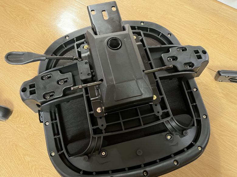 좌판에 럭킹이 기본적으로 장착되어 있어 편리하게 조립할 수 있다.