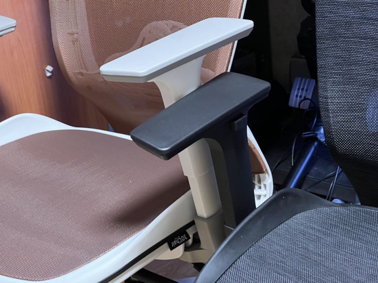 팔걸이는 높이 조절과 앞뒤 조절이 가능하다.