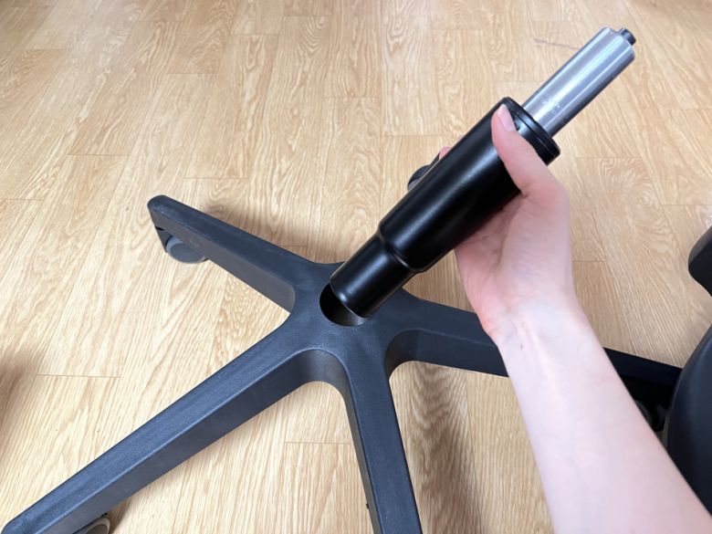 중심봉을 오발다리에 끼워야 한다.