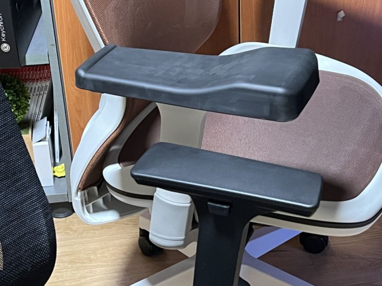 핵주먹 팔걸이를 장착해보니 기본 팔걸이 대비 팔을 거치할 수 있는 영역이 극적으로 넓어진 것을 확인할 수 있었다.