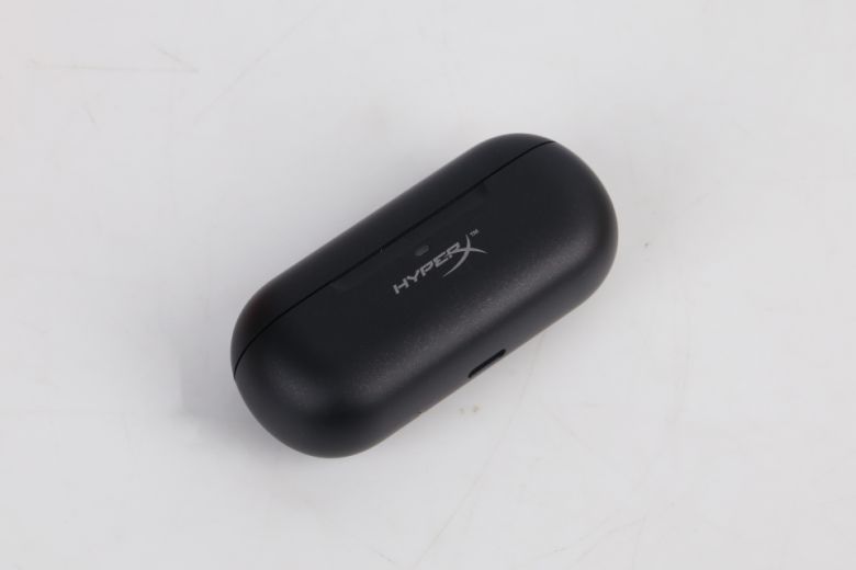 게이밍 음향기기로 유명한 HP 산하의 브랜드 ‘HyperX’ 로고가 위치하는 것을 제외하면 상당히 평범한 디자인이다.