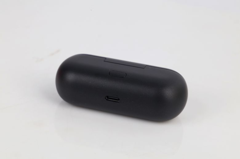 충전 케이스는 USB Type-C 포트로 충전된다.