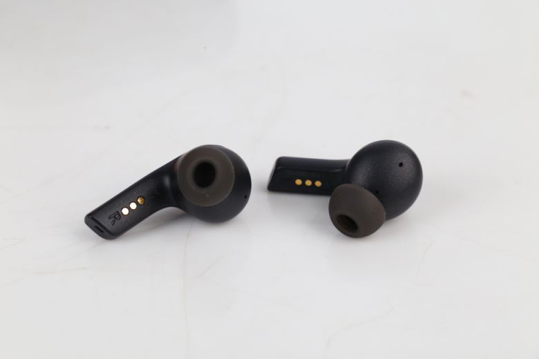 이어버드의 크기가 특별히 큰 편이 아님에도 이어버드 단독 무선 사용 시간이 최대 10시간으로 굉장히 길다는 점이 인상적이다.