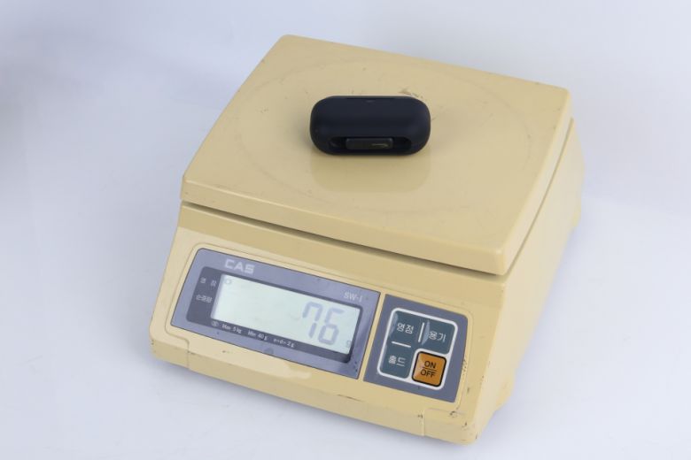 실리콘 케이스, 무선 동글까지 합쳐진 무게는 실측 기준 76g이다.