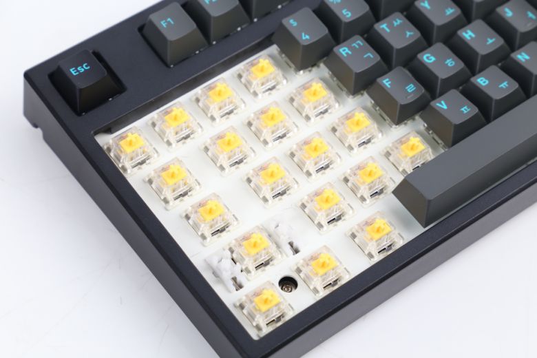 가스켓 구조를 적용한 점에도 주목할 필요가 있다.