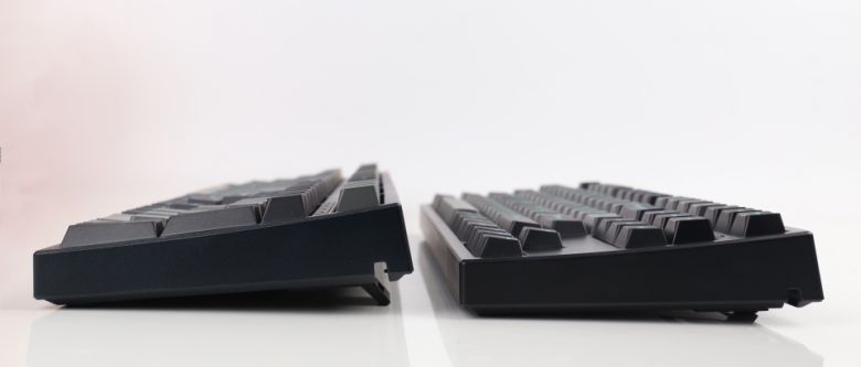 높낮이 조절 다리는 2단 구성을 적용해 총 3가지 각도로 타건할 수 있다.