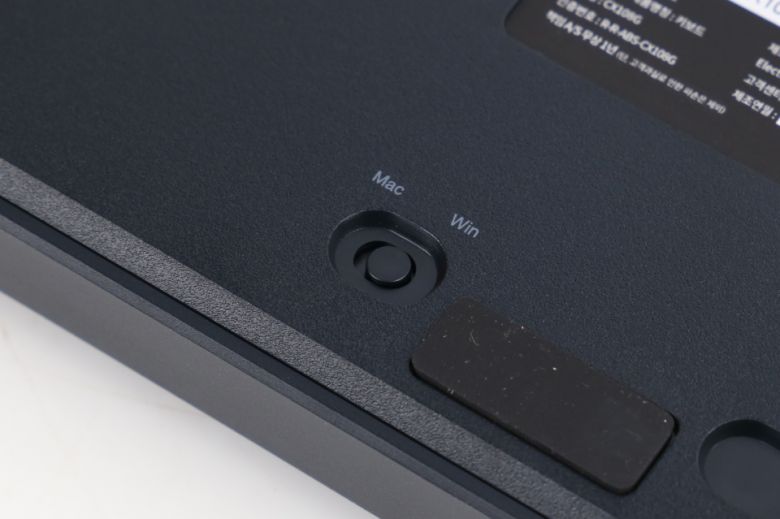 키보드 하단에 OS 전환 스위치가 위치하는데, 해당 스위치를 통해 윈도우 모드와 맥 모드를 손쉽게 오갈 수 있다.