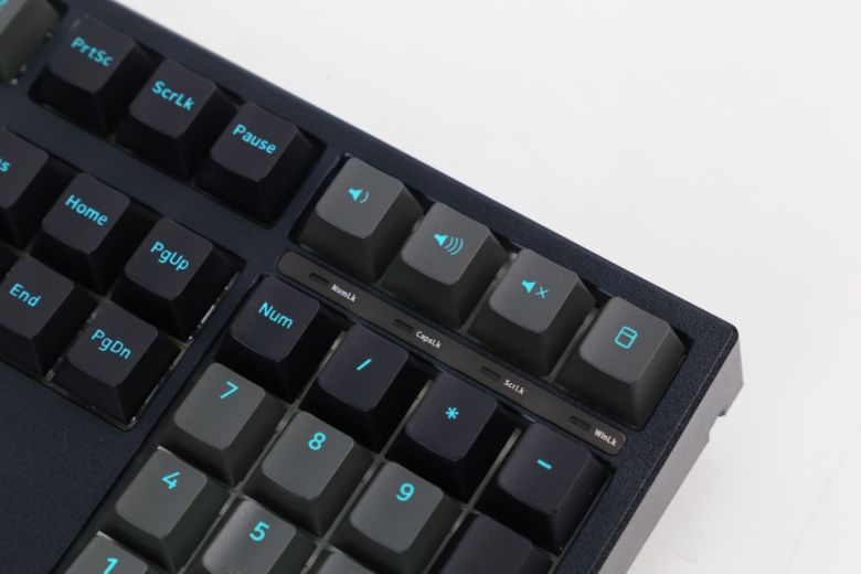 CX108G에는 미디어 특화키가 위치한다.