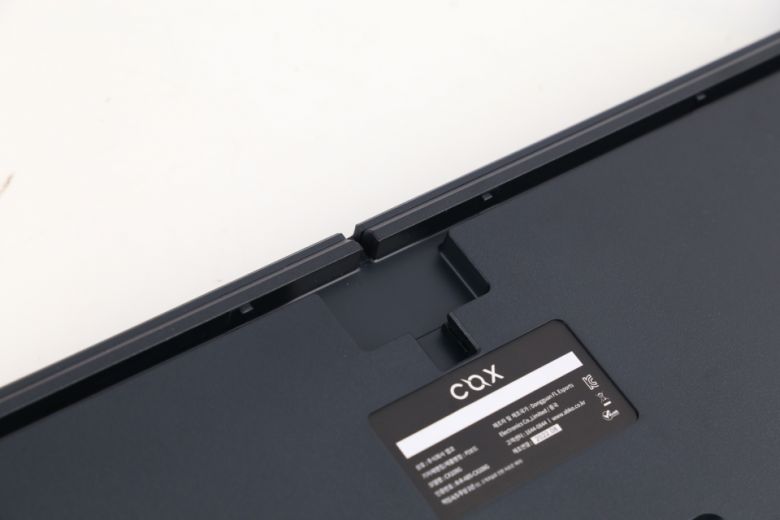 키보드 하판에는 케이블 라우팅이 가능한 구조가 적용됐다.