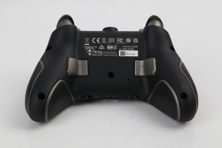 게임패드 뒷면에는 퀵 액션 버튼 2개가 더해졌다.