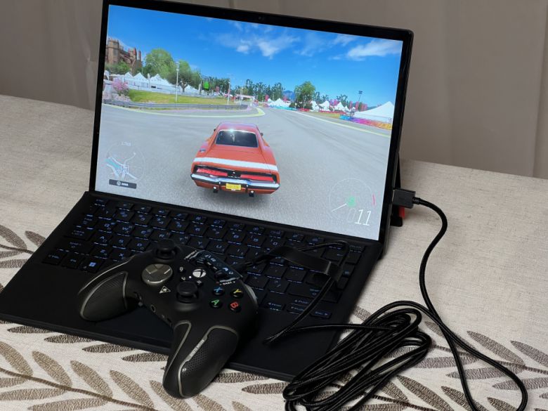 게이밍 노트북에 리콘 클라우드를 유선으로 연결해 게임을 플레이해봤다.