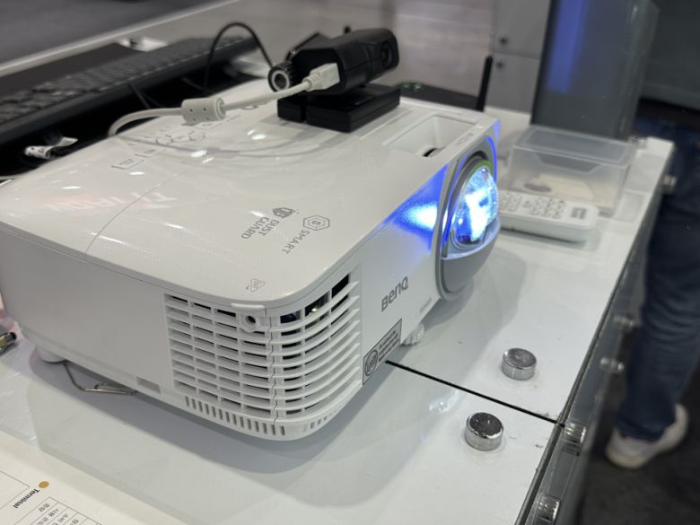 안드로이드 기반 스마트 프로젝터 EW800ST