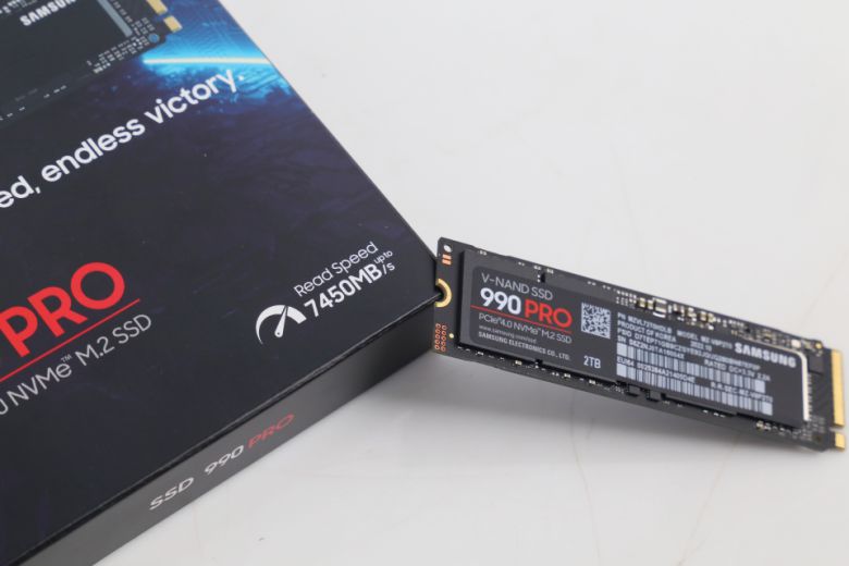 패키지에도 읽기 속도가 최대 7450MB/s에 달한다는 점이 강조되어 있다.