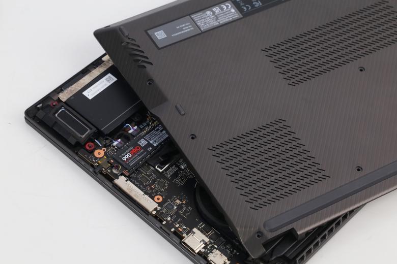 마지막으로 배터리 커넥터를 연결하고 하판을 장착하면 SSD 설치가 완료된다.