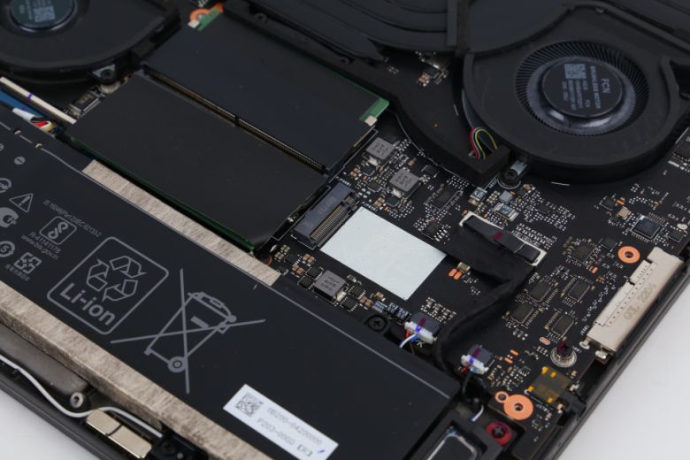 SSD를 장착하는 과정은 PC와 동일하다.