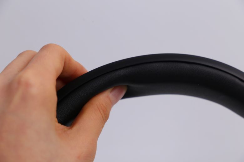 헤드밴드는 푹신하고 쫀쫀하기보다 단단한 느낌이 강하다.