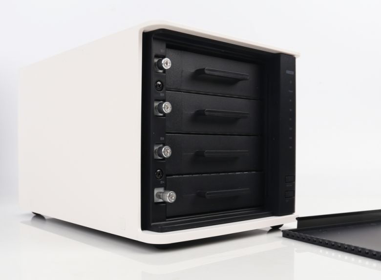 정면 커버를 열면 HDD 덱이 보인다.