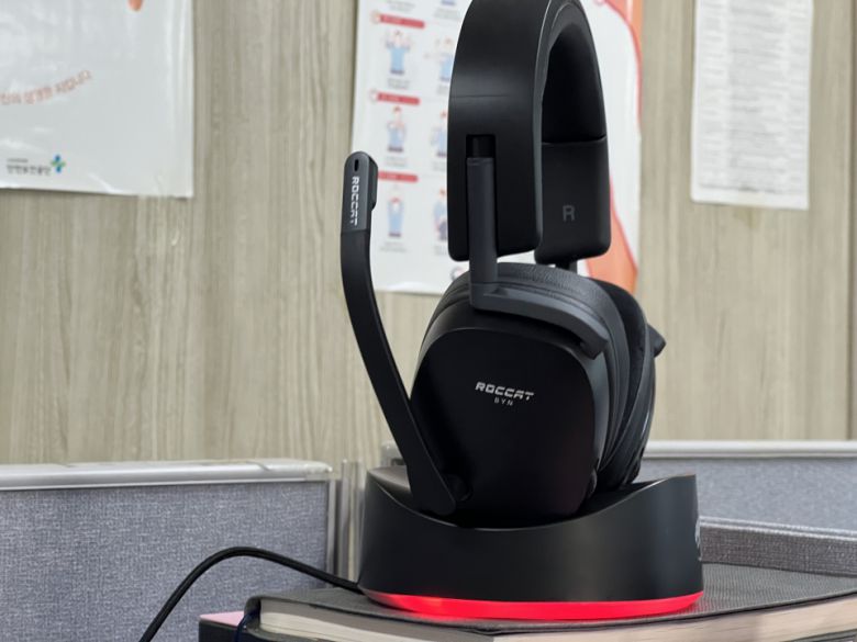 충전이 시작되면 독 하단의 RGB LED가 빨간색으로 바뀌기 때문에 충전 상황을 즉각적으로 파악할 수 있는 점도 매우 인상적이다.