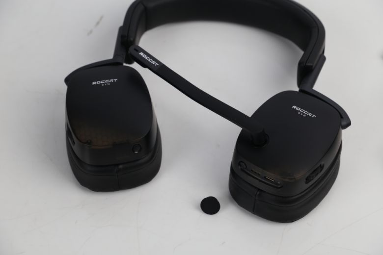 마이크는 헤드셋 왼쪽에 탈착이 가능하다.