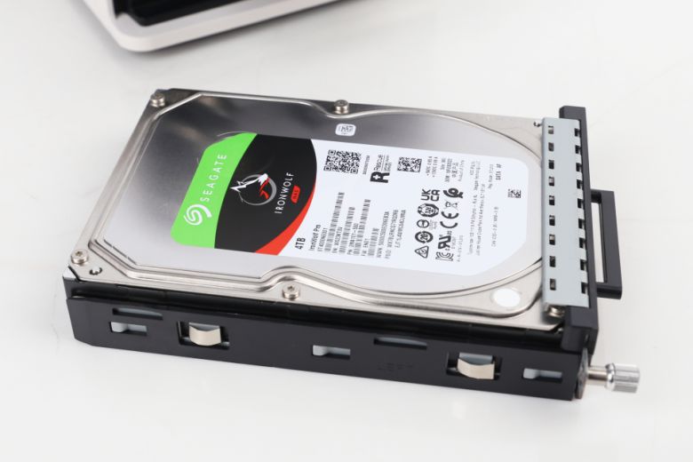 ipTIME NAS200/NAS400에 나사 없이 손쉽게 장착할 수 있다.