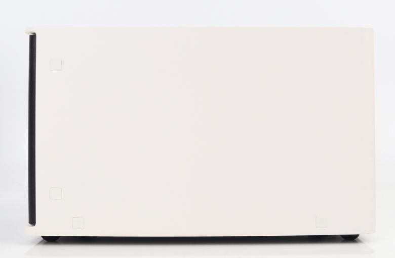 측면에는 아무것도 없어 깔끔한 디자인을 하고 있다.