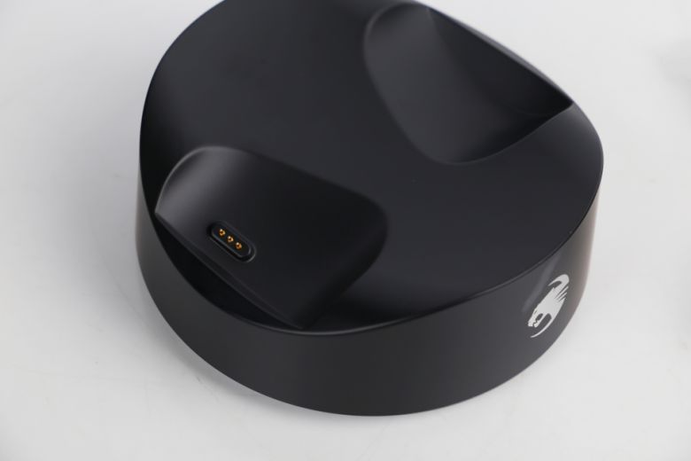 원형 디자인을 택했으며, 독 상단에 금속 접점이 위치하는 것을 확인할 수 있다.