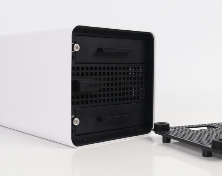 하판을 열면 HDD 덱이 보인다.