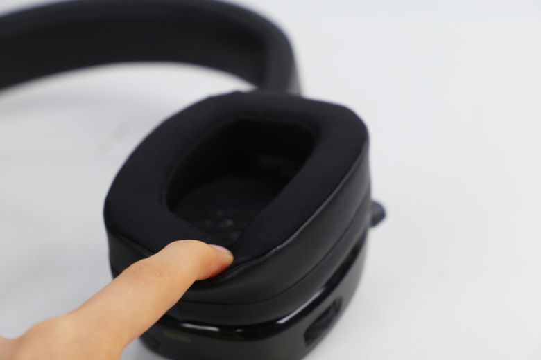 이어컵 자체가 통풍이 잘되는 소재이며, 내부에 쿨링 젤을 품었기 때문에 여름에도 비교적 쾌적하게 게임을 즐길 수 있다.