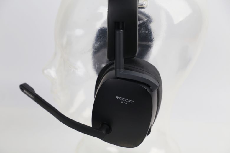 탈착식 마이크를 적용했음에도 플립 업 음소거가 지원된다.