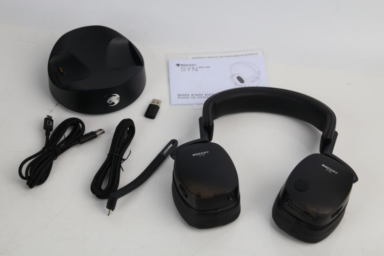 구성품은 헤드셋 본체와 충전 독, USB Type-C to C 케이블, USB Type-C to A 케이블, USB Type-C to A 어댑터, 매뉴얼, 마이크가 동봉된다.