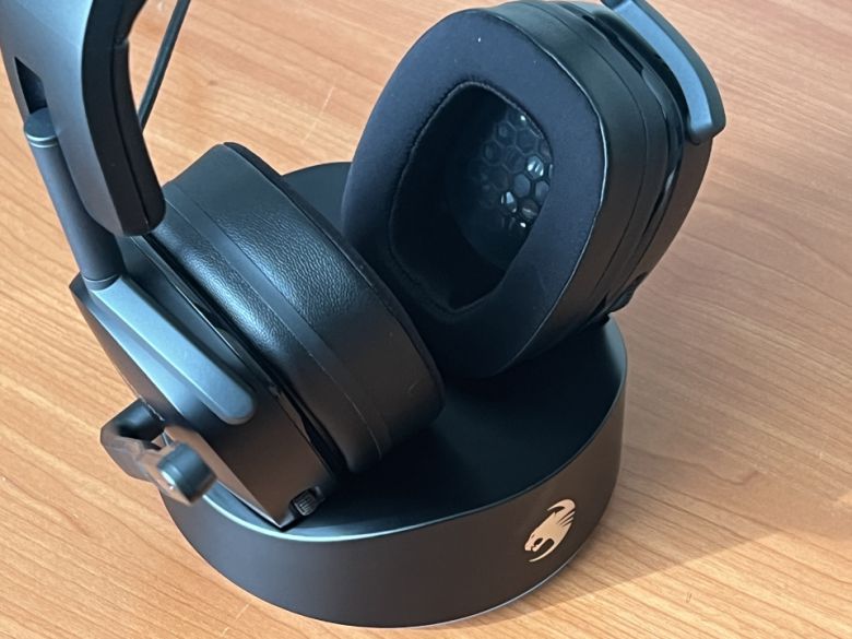 자석 방식으로 헤드셋이 달라붙기 때문에 매우 편리했다.