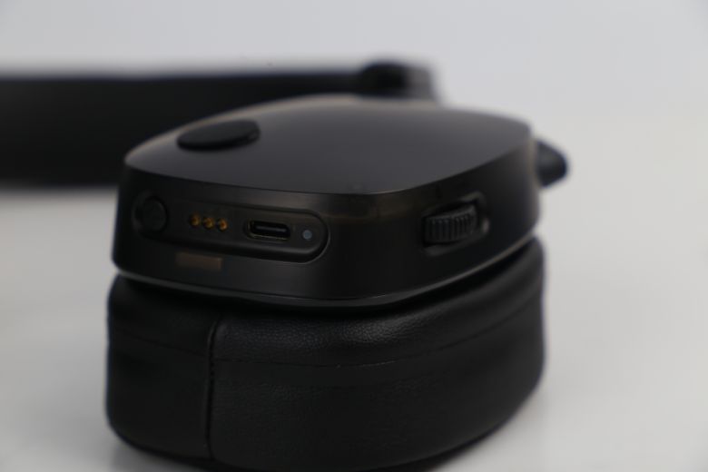 왼쪽 유닛에는 전원 버튼, 포고 핀, USB Type-C 단자, 볼륨 조절 휠이 있다.