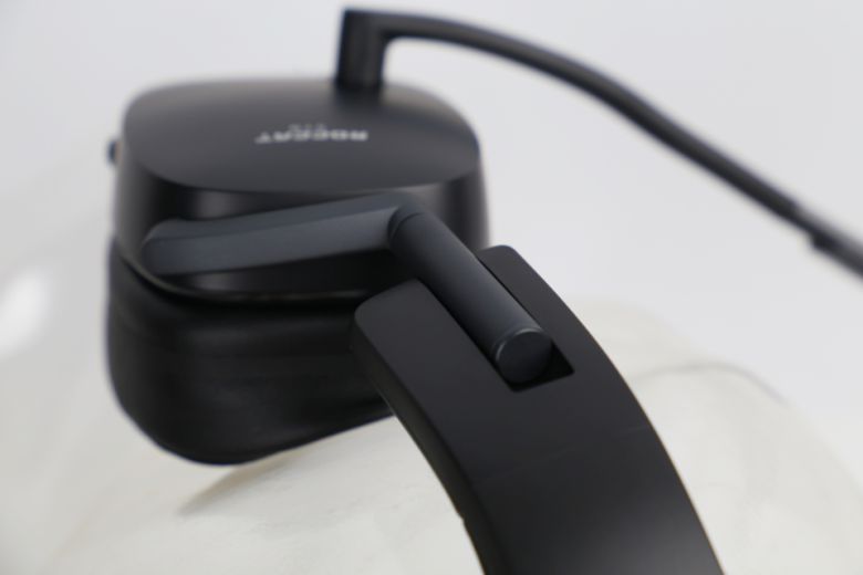 길이 조절부가 외부로 노출된 디자인이 눈길을 끈다.