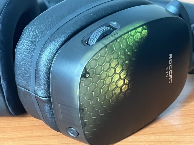 RGB LED는 로캣이 꾸준히 강조하고 있는 조명이 벌집 모양으로 퍼지는 형태다.