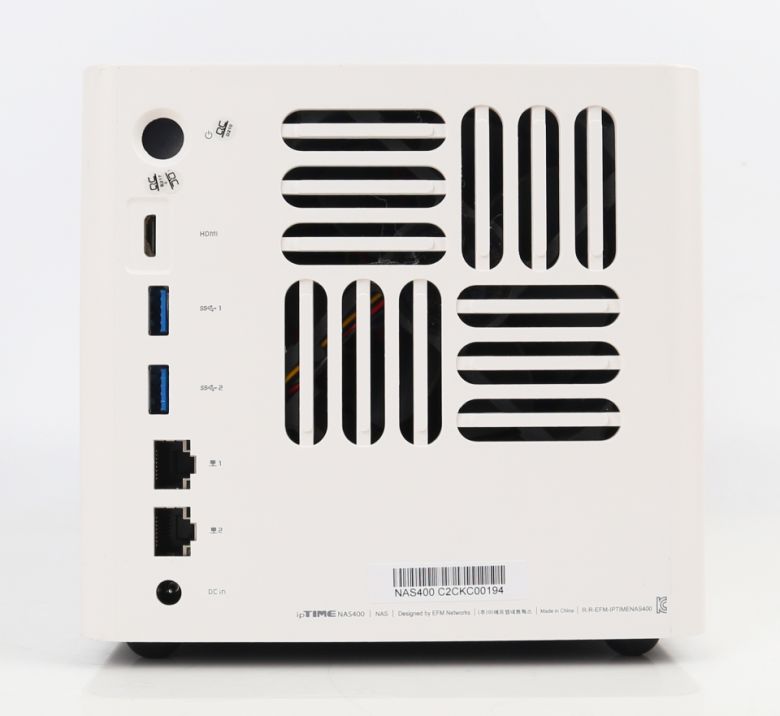 후면에는 입출력 단자와 쿨링팬이 있다.