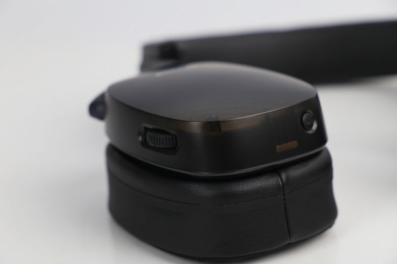 헤드셋 유닛 오른쪽에는 블루투스 페어링 버튼, 마이크 모니터링 휠이 위치한다.