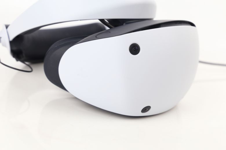 PS VR2 Sense 컨트롤러는 VR 헤드셋에 내장된 4개의 카메라와 6축 모션 센서로 추적된다.