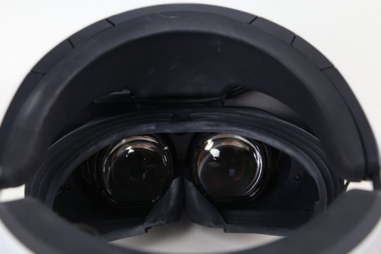 IPD(렌즈 위치 조절)은 헤드셋에 내장된 슬라이더를 통해 조절할 수 있다.