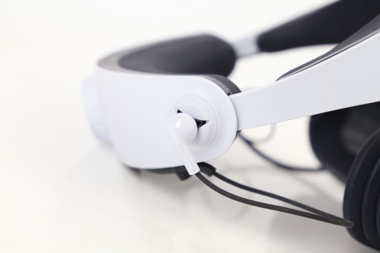 이어폰을 VR 헤드셋 측면에 고정시키는 것도 가능하다.