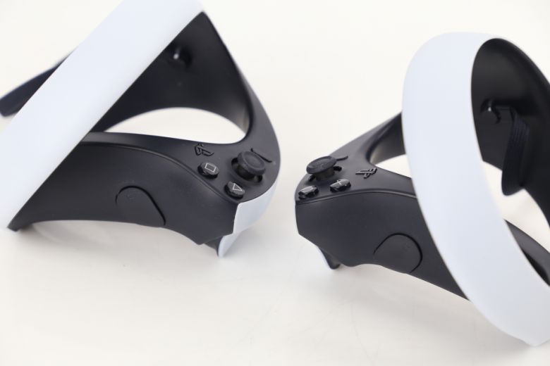 십자키와 터치패드를 제외하면, 듀얼센스의 레이아웃을 그대로 계승했다.